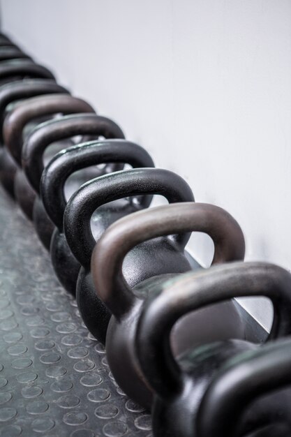 Foto kettlebells em uma fileira