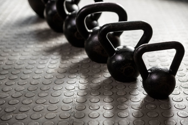 Kettlebells en el gimnasio de crossfit