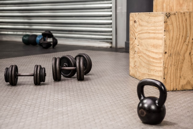 Kettlebells y pesas en el gimnasio de crossfit