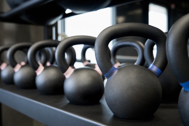 Foto kettlebells pretos em academia moderna