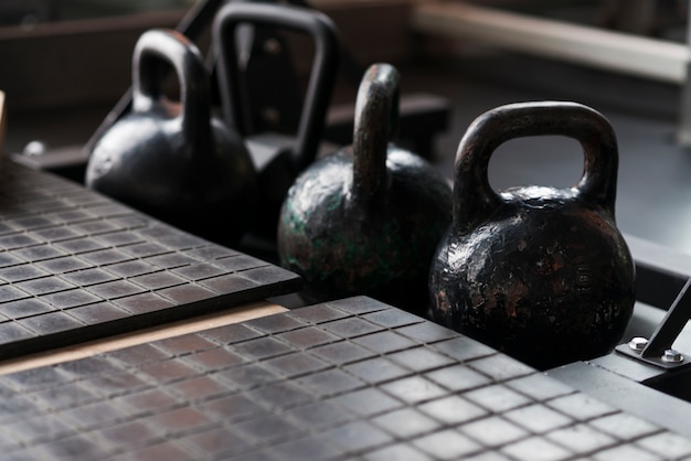 Kettlebells velhos em ginásios