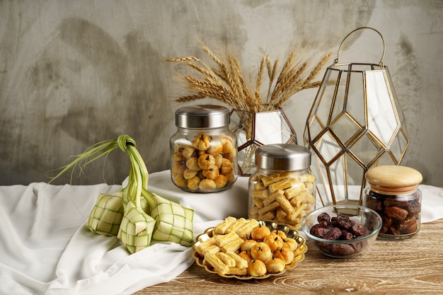 Foto ketupat y bocadillos para eid mubarak