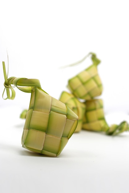 Ketupat Bolsas de palma tejida aislada sobre un fondo blanco