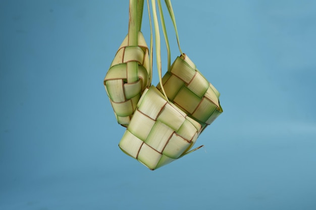 Ketupat es una bola de masa de arroz es un manjar local durante la temporada festiva eid mubarak o lebaran