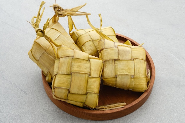 Ketupat Ketupat o bola de masa de arroz es un manjar local durante Eid alFitr