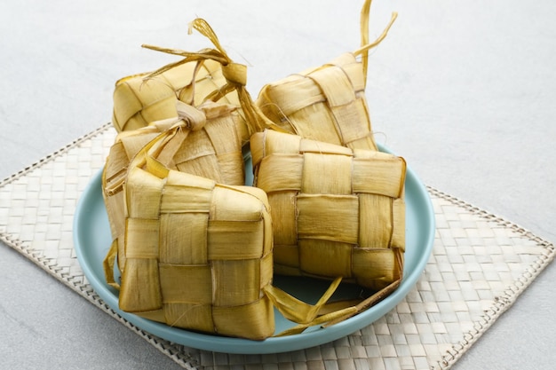 Ketupat Ketupat o bola de masa de arroz es un manjar local durante Eid alFitr