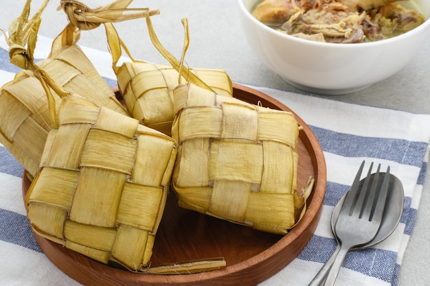 Ketupat Ketupat o bola de masa de arroz es un manjar local durante Eid alFitr