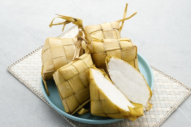 Ketupat Ketupat oder Reisknödel ist eine lokale Delikatesse während Eid alFitr
