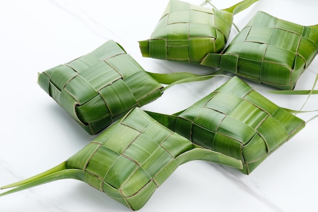 Ketupat Ketupat ou bolinho de arroz é uma iguaria local durante o Eid alFitr Embalagem de arroz natural