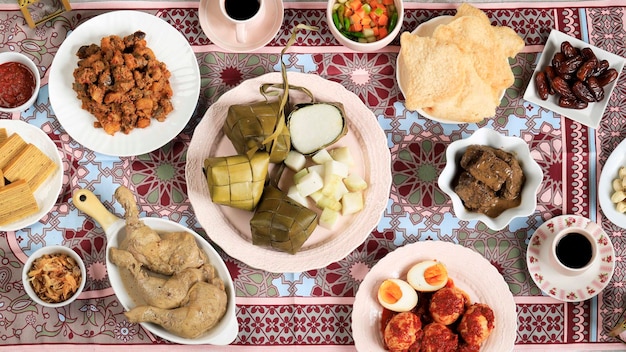 Ketupat Lebaran Plato tradicional de celebración de pastel de arroz o Ketupat con varios platos populares servidos durante las celebraciones de Eid