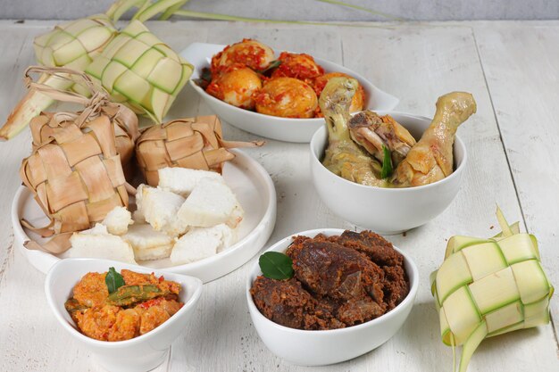 Ketupat Lebaran serviert mit Sambal Goreng opor ayam sayur labu siam rendang und telur balado