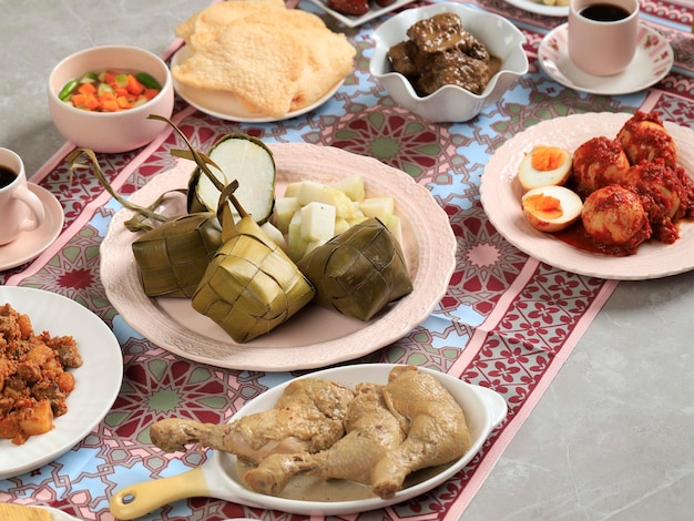 Ketupat Lebaran Set Full Package Menu Serviert während Lebaran Eid Mubarak auf dem grauen Marmortisch