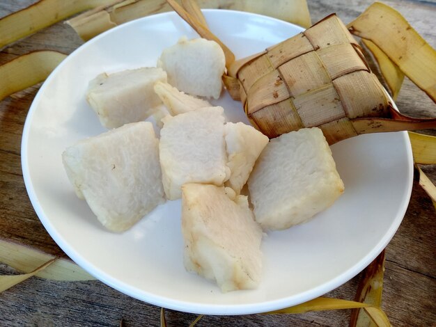 Ketupat o dumpling de arroz en un plato de comida culinaria indonesia