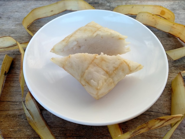 Ketupat o dumpling de arroz en un plato de comida culinaria indonesia