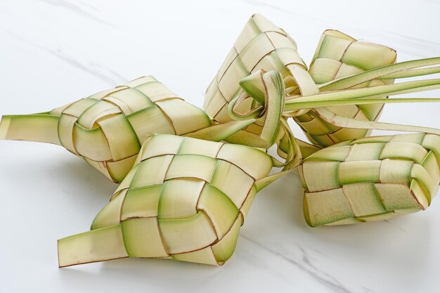 Ketupat ou bolinho de arroz é uma iguaria local durante o Eid alFitr.