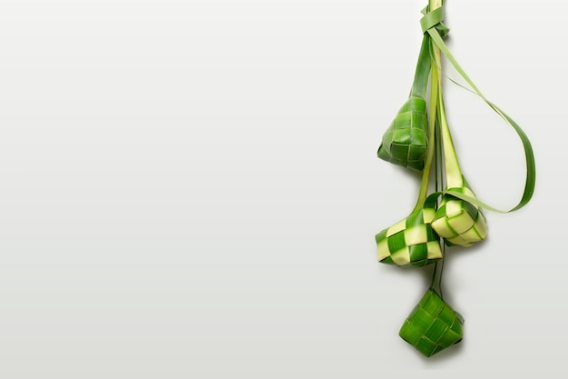 Ketupat ou bolinho de arroz em fundo branco