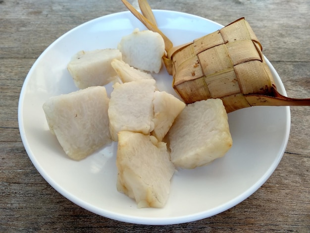 Ketupat ou bolinho de arroz em um prato comida culinária indonésia