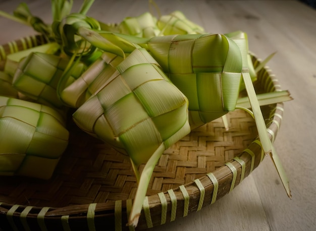Ketupat Reisknödel auf Bambustablett Ketupat ist ein typisch indonesisches Gericht zu Eid Mubarak