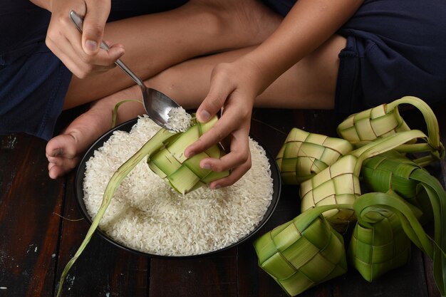 Ketupat Reisknödel füllen