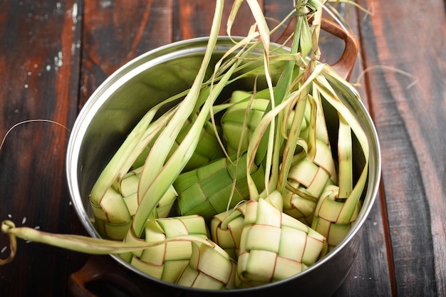 Ketupat Reisknödel füllen