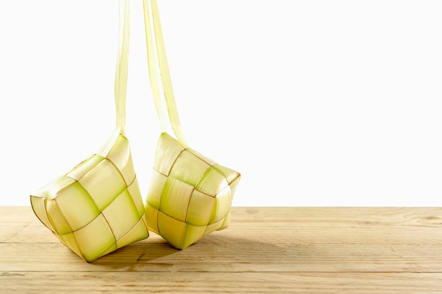 Ketupat Rice Dumpling é um alimento tradicional da Indonésia durante o eid al fitr