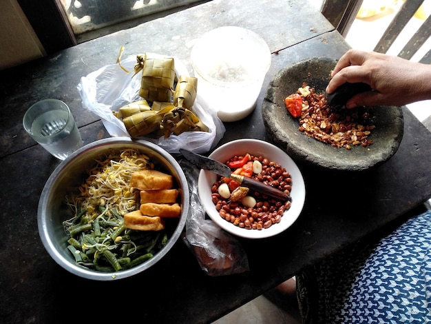 Foto ketupat toge amendoins cobek pedra tofu e outros alimentos culinários indonésios