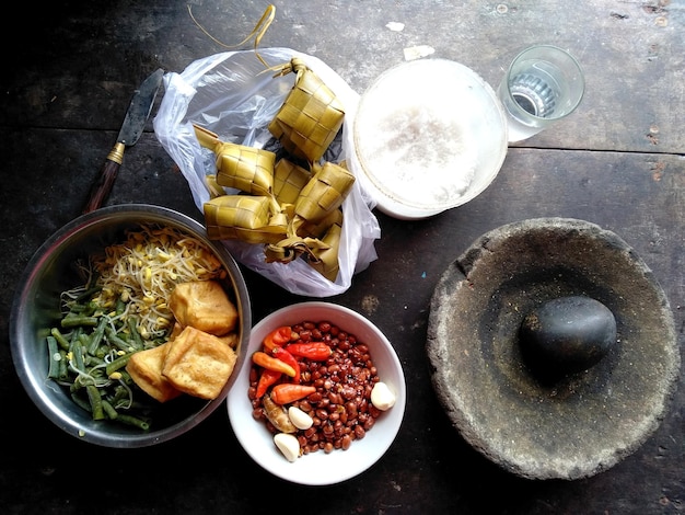 Foto ketupat toge cacahuetes cobek piedra tofu y otros alimentos culinarios de indonesia