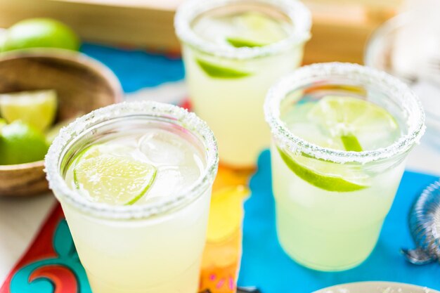 Key Lime Margarita garniert mit frischer Limette im Einmachglas.