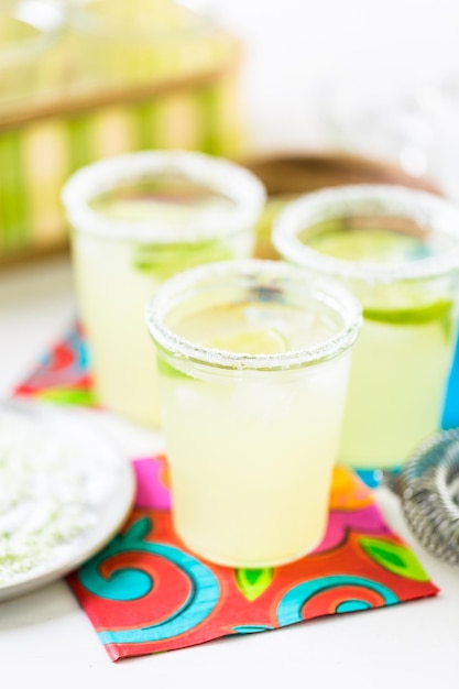 Key Lime Margarita garniert mit frischer Limette im Einmachglas.