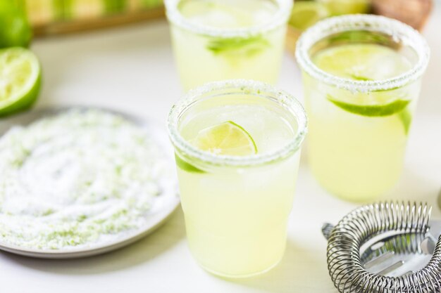 Key Lime Margarita garniert mit frischer Limette im Einmachglas.