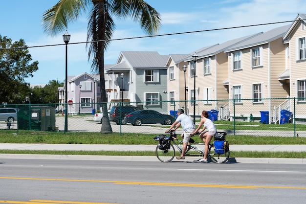 Key West, Florida, EE.UU. 08 de febrero de 2016 ciclista en bicicleta doble en la calle