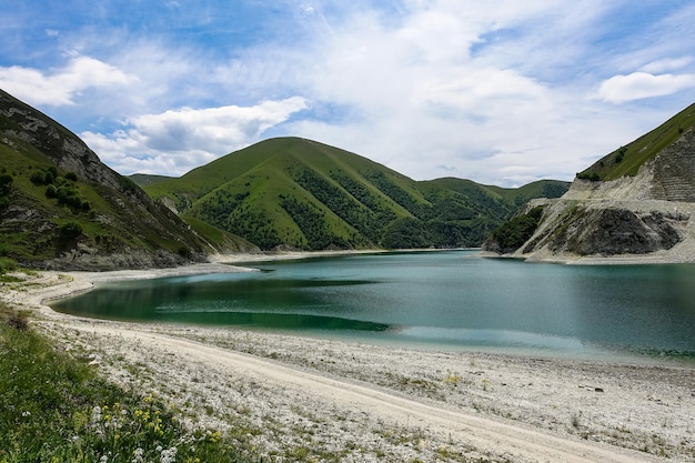 Kezenoyam-See im Kaukasus in Tschetschenien, Russland, Juni 2021