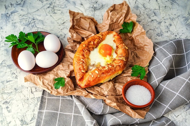 Khachapuri adjara traditionelle georgische küche mahlzeit gebackenes brot mit käse und eifüllung national...