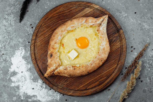 Khachapuri en Adjarian. Pastel abierto con mozzarella y huevo. Cocina georgiana.