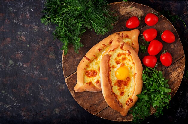 Khachapuri en Adjarian. Pastel abierto con mozzarella y huevo. Cocina georgiana