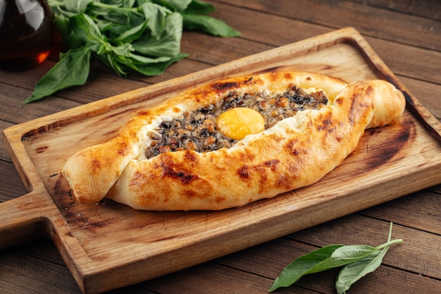 Khachapuri adjariano da Geórgia com gema de ovo