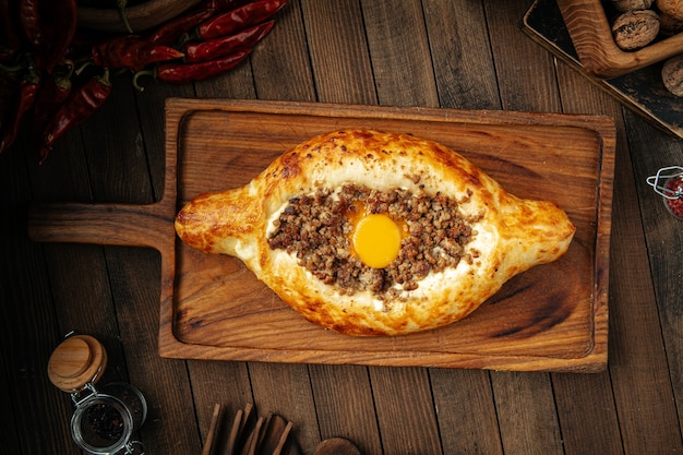 Khachapuri adjariano georgiano con huevo y carne picada