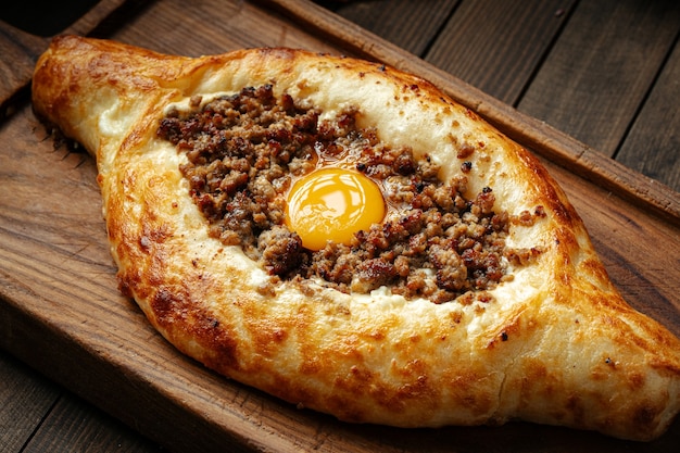 Khachapuri adjariano georgiano con huevo y carne picada