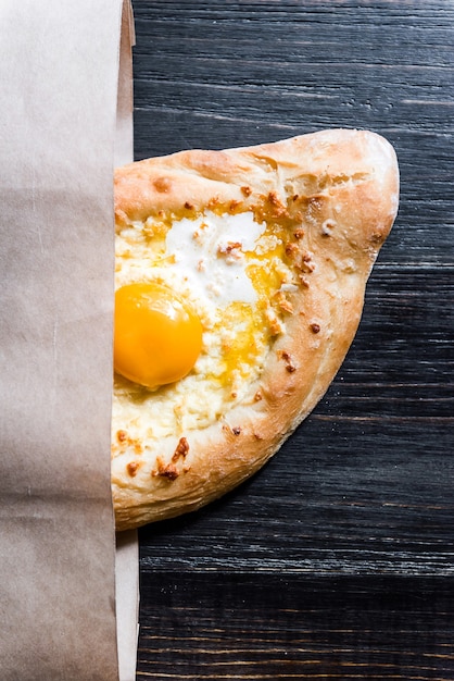 Khachapuri en Adzharian con queso Adyghe, queso y yema. Comida tradicional caucásica