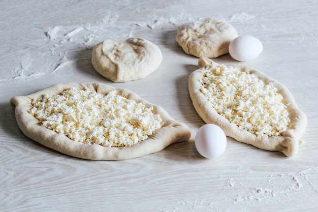 Khachapuri Ajarian casero con queso suluguni