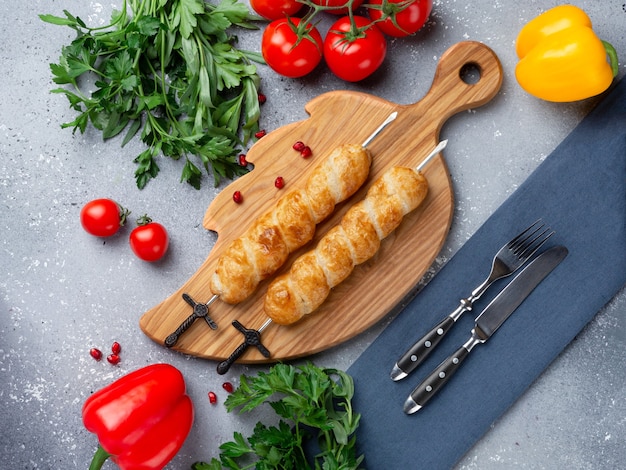 Khachapuri en brochetas sobre una tabla de madera