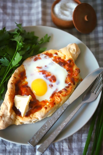 Khachapuri com ovo e ervas em um prato