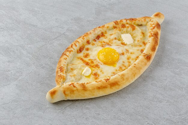 Khachapuri em estilo Adjarian em um fundo de pedra estúdio foto de comida 1