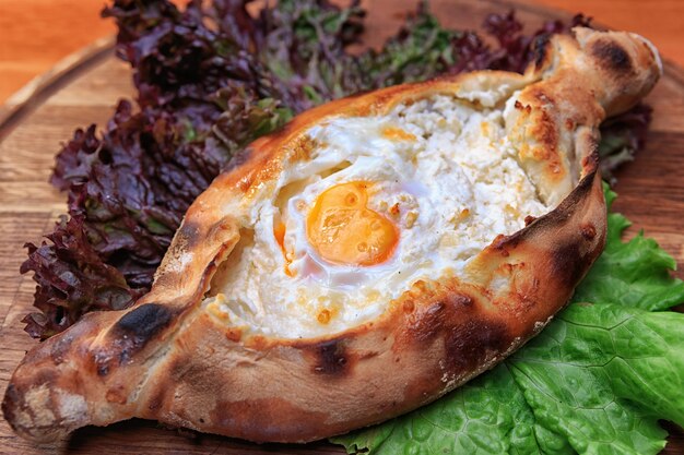 Khachapuri em uma placa de madeira