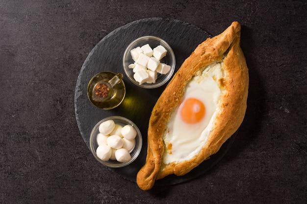 Khachapuri georgiano adjariano tradicional con queso y huevo