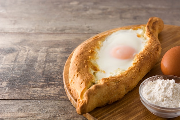 Foto khachapuri georgiano adjário tradicional com queijo e ovo