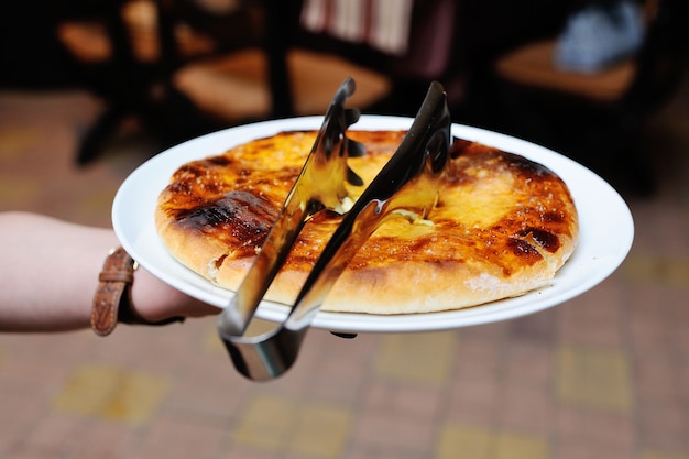 Khachapuri georgiano con queso