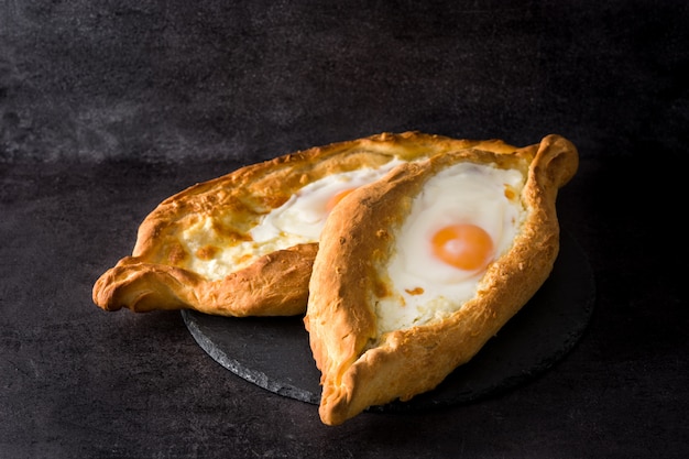 Khachapuri georgiano tradicional da Adjar com queijo e ovo