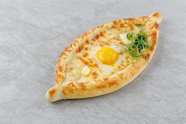 Khachapuri im adjarischen Stil auf einem steinernen Hintergrund Studio-Food-Foto 2