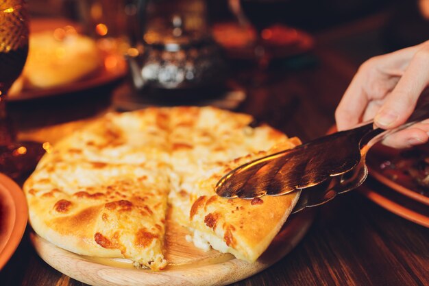 Khachapuri imeruli georgiano - cocina tradicional georgiana. de cerca